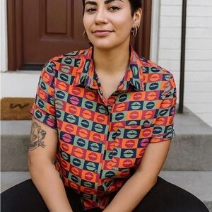 Wildfang empower button up short sleeve top lip print XL